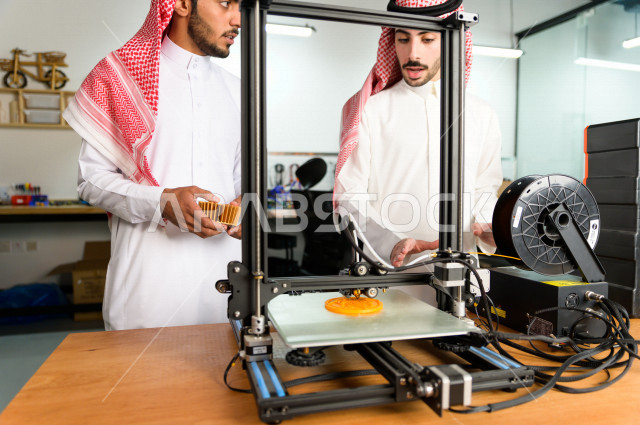 شابان سعوديان مبتكران يستخدمان طابعة ثلاثية الأبعاد لتصنيع منتج ، ابتكار وصناعات هندسية  ، اكاديمية مختصة بالعلوم والتكنولوجيا والهندسة والرياضيات