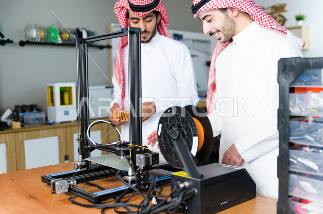 شابان سعوديان مبتكران يستخدمان طابعة ثلاثية الأبعاد لتصنيع منتج ، ابتكار وصناعات هندسية  ، اكاديمية مختصة بالعلوم والتكنولوجيا والهندسة والرياضيات