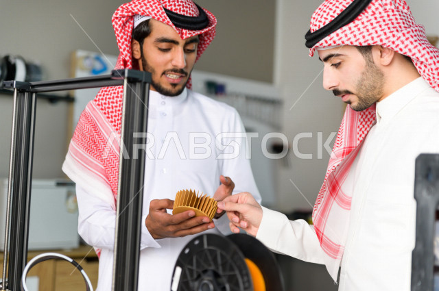 شابان سعوديان مبتكران يستخدمان طابعة ثلاثية الأبعاد لتصنيع منتج ، ابتكار وصناعات هندسية  ، اكاديمية مختصة بالعلوم والتكنولوجيا والهندسة والرياضيات