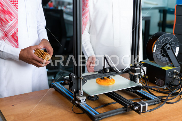 شابان سعوديان مبتكران يستخدمان طابعة ثلاثية الأبعاد لتصنيع منتج ، ابتكار وصناعات هندسية  ، اكاديمية مختصة بالعلوم والتكنولوجيا والهندسة والرياضيات