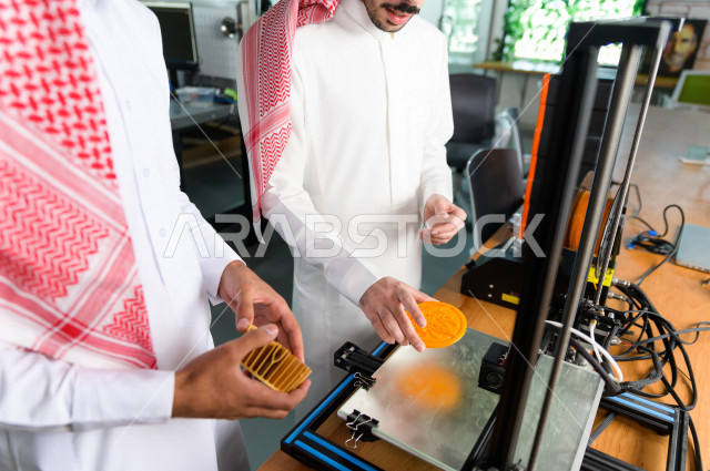شابان سعوديان مبتكران يستخدمان طابعة ثلاثية الأبعاد لتصنيع منتج ، ابتكار وصناعات هندسية  ، اكاديمية مختصة بالعلوم والتكنولوجيا والهندسة والرياضيات