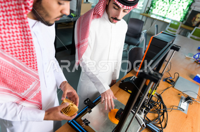 شابان سعوديان مبتكران يستخدمان طابعة ثلاثية الأبعاد لتصنيع منتج ، ابتكار وصناعات هندسية  ، اكاديمية مختصة بالعلوم والتكنولوجيا والهندسة والرياضيات