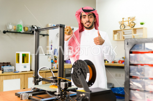 شاب سعودي مبتكر يستخدم طابعة ثلاثية الأبعاد لتصنيع منتج ،  العمل على الابتوب ،ابتكار وصناعات هندسية ، اكاديمية مختصة بالعلوم والتكنولوجيا والهندسة والرياضيات