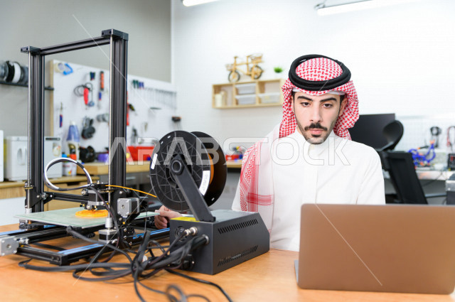 شاب سعودي مبتكر يستخدم طابعة ثلاثية الأبعاد لتصنيع منتج ،  العمل على الابتوب ،ابتكار وصناعات هندسية ، اكاديمية مختصة بالعلوم والتكنولوجيا والهندسة والرياضيات