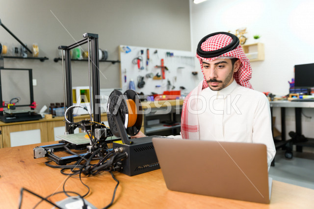 شاب سعودي مبتكر يستخدم طابعة ثلاثية الأبعاد لتصنيع منتج ،  العمل على الابتوب ،ابتكار وصناعات هندسية ، اكاديمية مختصة بالعلوم والتكنولوجيا والهندسة والرياضيات