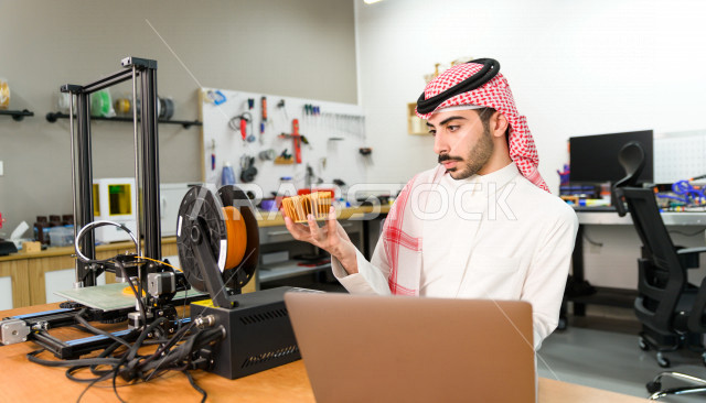 شاب سعودي مبتكر يستخدم طابعة ثلاثية الأبعاد لتصنيع منتج ،  العمل على الابتوب ،ابتكار وصناعات هندسية ، اكاديمية مختصة بالعلوم والتكنولوجيا والهندسة والرياضيات
