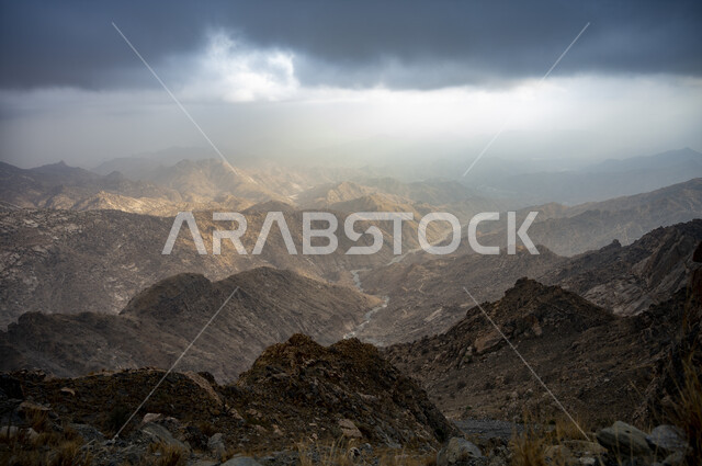 الغيوم والسحب السوداء فوق المرتفعات والقمم الجبلية الطبيعية في السعودية، سلسلة الجبال في مدينة الطائف، الأماكن والمعالم السياحية المشهورة