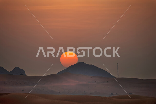 القمم والمرتفعات الجبلية الطبيعية وقت غروب الشمس، التلال الرملية والتضاريس الصحراوية في السعودية، الكثبان الرملية الناعمة في صحراء الرياض