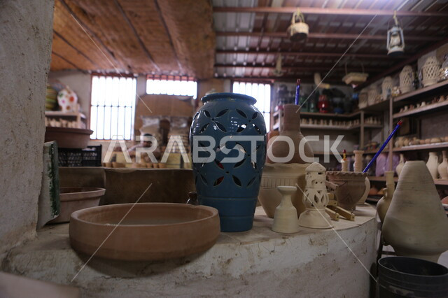 صورة مقربة لبعض الصناعات الفخارية في احد معامل صناعة الفخار، حرف وصناعات يدوية شعبية سعودية، صنع الاواني والجرار الفخارية، تراثيات وشعبيات