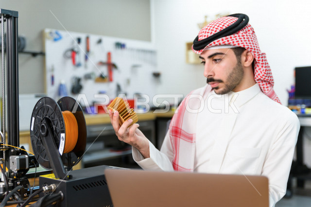 شاب سعودي مبتكر يستخدم طابعة ثلاثية الأبعاد لتصنيع منتج ،  العمل على الابتوب ،ابتكار وصناعات هندسية ، اكاديمية مختصة بالعلوم والتكنولوجيا والهندسة والرياضيات