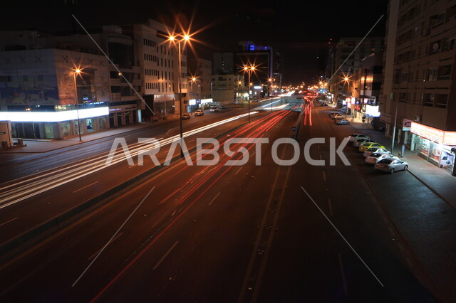 اعمدة الانارة المضيئة ليلا في طرق وشوارع السعودية، البيوت والمباني السكنية في احياء مدينة الخبر