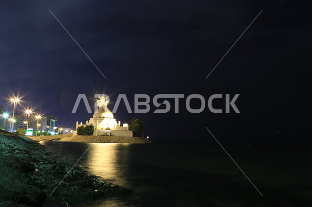 صورة ليلية لمسجد مضيء على شاطئ البحر، الواجهة البحرية لمدينة الخبر ليلا، الطبيعة البحرية الهادئة في المملكة، معالم واماكن سياحية مشهورة في السعودية