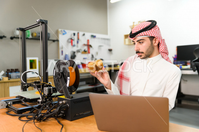 شاب سعودي مبتكر يستخدم طابعة ثلاثية الأبعاد لتصنيع منتج ،  العمل على الابتوب ،ابتكار وصناعات هندسية ، اكاديمية مختصة بالعلوم والتكنولوجيا والهندسة والرياضيات