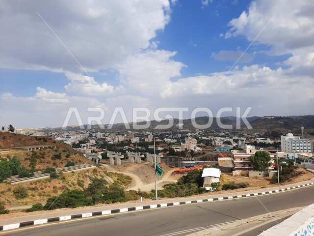 الغيوم والسحب البيضاء في سماء المملكة، الطرق والشوارع العامة في قرى واحياء محافظة الباحة، الاشجار والنباتات الخضراء في وضح النهار، البيوت والمباني السكنية، القمم والمرتفعات الجبلية الطبيعية، اماكن سياحية في السعودية