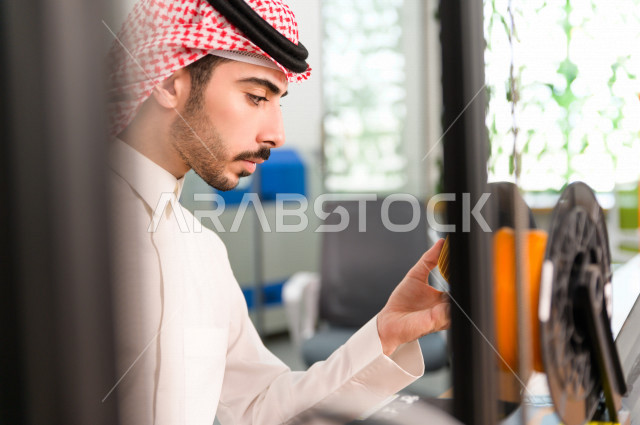 شاب سعودي مبتكر يستخدم طابعة ثلاثية الأبعاد لتصنيع منتج ،  العمل على الابتوب ،ابتكار وصناعات هندسية ، اكاديمية مختصة بالعلوم والتكنولوجيا والهندسة والرياضيات