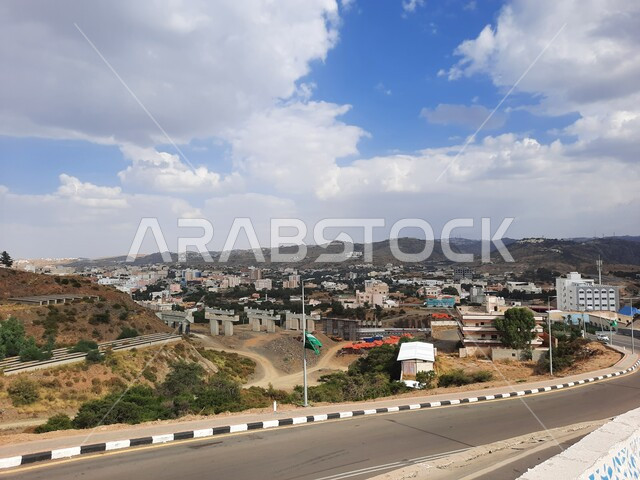 الغيوم والسحب البيضاء في سماء المملكة، الطرق والشوارع العامة في قرى واحياء محافظة الباحة، الاشجار والنباتات الخضراء في وضح النهار، البيوت والمباني السكنية، القمم والمرتفعات الجبلية الطبيعية، اماكن سياحية في السعودية