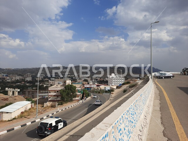 الاشجار والنباتات الخضراء في وضح النهار، الطرق والشوارع العامة في قرى واحياء محافظة الباحة، البيوت والمباني السكنية، الغيوم والسحب البيضاء في سماء المملكة، القمم والمرتفعات الجبلية الطبيعية، اماكن سياحية في السعودية