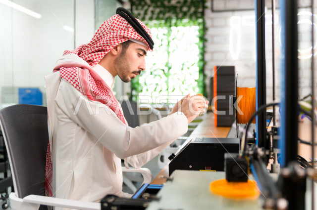 شاب سعودي مبتكر يستخدم طابعة ثلاثية الأبعاد لتصنيع منتج ،  العمل على الابتوب ،ابتكار وصناعات هندسية ، اكاديمية مختصة بالعلوم والتكنولوجيا والهندسة والرياضيات