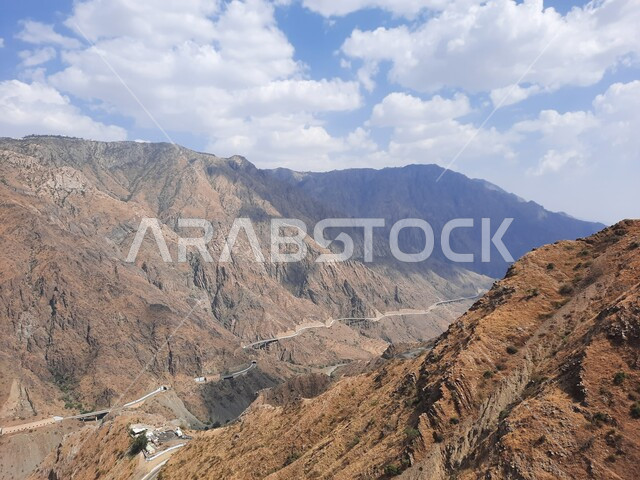 ممر جبلي ملتوي بين السلاسل الجبلية، التضاريس الوعرة بين الجبال والتكوينات الصخرية في قمم ومرتفعات المملكة، انشاء الطرق والشوارع المعبدة في محافظة الباحة، المناظر الطبيعية والاماكن السياحية المشهورة في السعودية