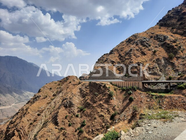 طريق اسفلتي ملتوي بين السلاسل الجبلية، التضاريس الوعرة بين الجبال والتكوينات الصخرية في قمم ومرتفعات المملكة، انشاء الطرق والشوارع المعبدة في محافظة الباحة، المناظر الطبيعية والاماكن السياحية المشهورة في السعودية