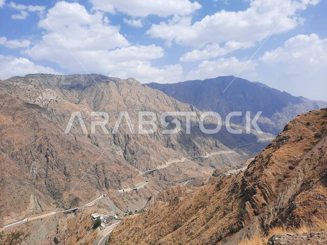 طريق اسفلتي ملتوي بين السلاسل الجبلية المرتفعة، التضاريس والتكوينات الصخرية في قمم ومرتفعات المملكة، انشاء الطرق والشوارع المعبدة في جبال محافظة الباحة، المناظر الطبيعية والاماكن السياحية المشهورة في السعودية