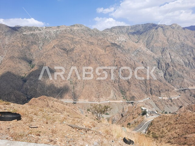 الاهتمام بالتنقل بين الشوارع الملتوية، انشاء الطرق والشوارع المعبدة في جبال محافظة الباحة، التضاريس والتكوينات الصخرية في قمم ومرتفعات المملكة، المناظر الطبيعية في السلاسل الجبلية المرتفعة، أماكن سياحية مشهورة في السعودية