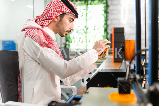 شاب سعودي مبتكر يستخدم طابعة ثلاثية الأبعاد لتصنيع منتج ،  العمل على الابتوب ،ابتكار وصناعات هندسية ، اكاديمية مختصة بالعلوم والتكنولوجيا والهندسة والرياضيات