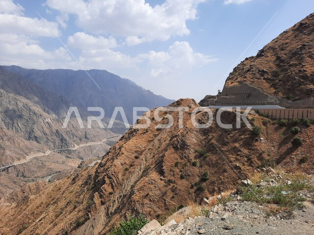 انشاء الطرق والشوارع المعبدة في جبال محافظة الباحة، الاهتمام بالتنقل بين الشوارع الملتوية، التضاريس والتكوينات الصخرية في قمم ومرتفعات المملكة، المناظر الطبيعية في السلاسل الجبلية المرتفعة، أماكن سياحية مشهورة في السعودية