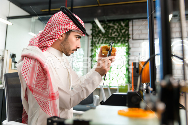 شاب سعودي مبتكر يستخدم طابعة ثلاثية الأبعاد لتصنيع منتج ،  العمل على الابتوب ،ابتكار وصناعات هندسية ، اكاديمية مختصة بالعلوم والتكنولوجيا والهندسة والرياضيات