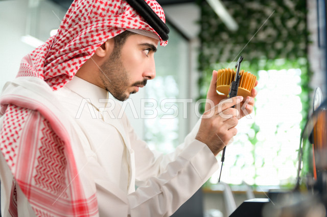 شاب سعودي مبتكر يستخدم طابعة ثلاثية الأبعاد لتصنيع منتج ،  العمل على الابتوب ،ابتكار وصناعات هندسية ، اكاديمية مختصة بالعلوم والتكنولوجيا والهندسة والرياضيات