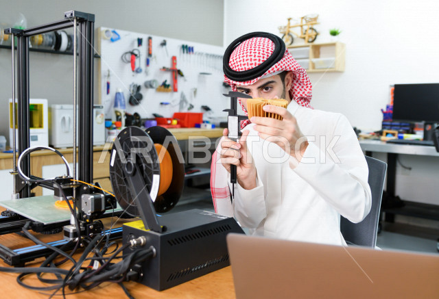 شاب سعودي مبتكر يستخدم طابعة ثلاثية الأبعاد لتصنيع منتج ،  العمل على الابتوب ،ابتكار وصناعات هندسية ، اكاديمية مختصة بالعلوم والتكنولوجيا والهندسة والرياضيات