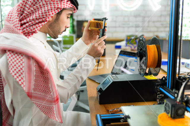 شاب سعودي مبتكر يستخدم طابعة ثلاثية الأبعاد لتصنيع منتج ،  العمل على الابتوب ،ابتكار وصناعات هندسية ، اكاديمية مختصة بالعلوم والتكنولوجيا والهندسة والرياضيات