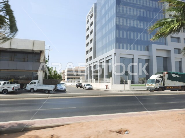 حركة مرور السيارات على طريق مكة القديم في مدينة جدة، طرق وشوارع  السعودية العامة في وضح النهار، أسواق ومحلات تجارية في المملكة، معالم وأماكن جدة المشهورة