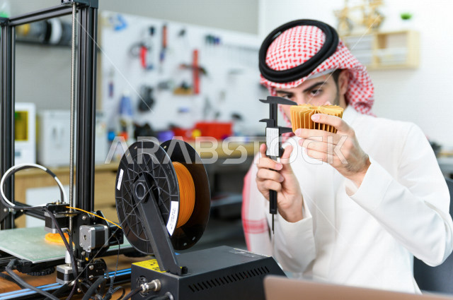 شاب سعودي مبتكر يستخدم طابعة ثلاثية الأبعاد لتصنيع منتج ،  العمل على الابتوب ،ابتكار وصناعات هندسية ، اكاديمية مختصة بالعلوم والتكنولوجيا والهندسة والرياضيات