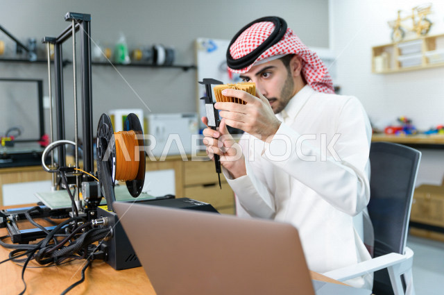 شاب سعودي مبتكر يستخدم طابعة ثلاثية الأبعاد لتصنيع منتج ،  العمل على الابتوب ،ابتكار وصناعات هندسية ، اكاديمية مختصة بالعلوم والتكنولوجيا والهندسة والرياضيات