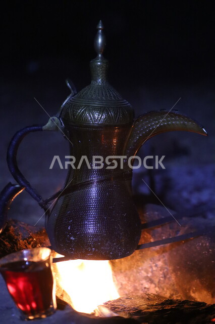 كشتة بر في صحراء المملكة العربية السعودية، جلسة شتوية وسط الرمال في وقت الليل، تحضير المشروبات الساخنة على موقد الحطب, الاستمتاع بالأجواء الهادئة وقضاء وقت ممتع