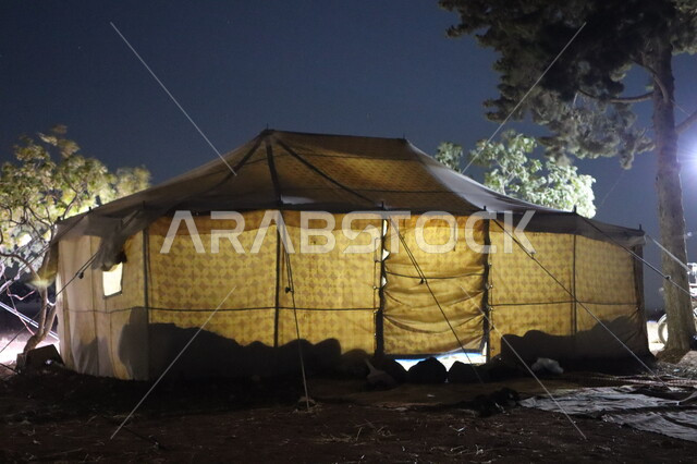 رحلة تخييم برية, البيئة الصحراوية لأماكن التخييم في المملكه العربية السعودية, كشتة بر شبابية, صورة مقربة لخيمة تقليدية مضاءة في الصحاري, الاستمتاع بالأجواء الهادئة في وقت الليل