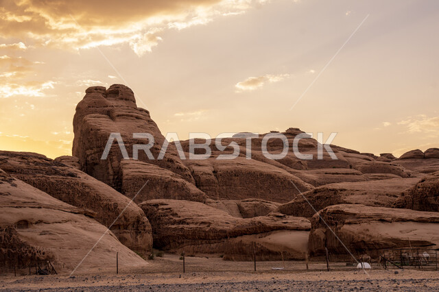 منظر غروب الشمس في سماء المملكة العربية السعودية، الكثبان الذهبية الرملية الناعمة وضح النهار، الطبيعة الصحراويه في الأماكن السياحية الأثرية المشهورة, البنية الصخرية الطبيعية في منطقة العلا, التكوينات والتشكيلات الحجرية