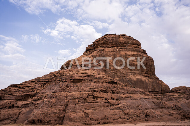 البنية الصخرية الطبيعية في منطقة العلا, التكوينات والتشكيلات الحجرية في المملكة العربية السعودية, الطبيعة الصحراويه في الأماكن السياحية الأثرية المشهورة, منظر السماء المليئة بالغيوم البيضاء