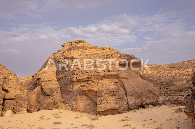 البنية الطبيعية الصخرية في منطقة العلا, التشكيلات و التكوينات الحجرية في المملكة العربية السعودية, الطبيعة الصحراويه في الأماكن السياحية الأثرية المشهورة, منظر السماء المليئة بالغيوم البيضاء