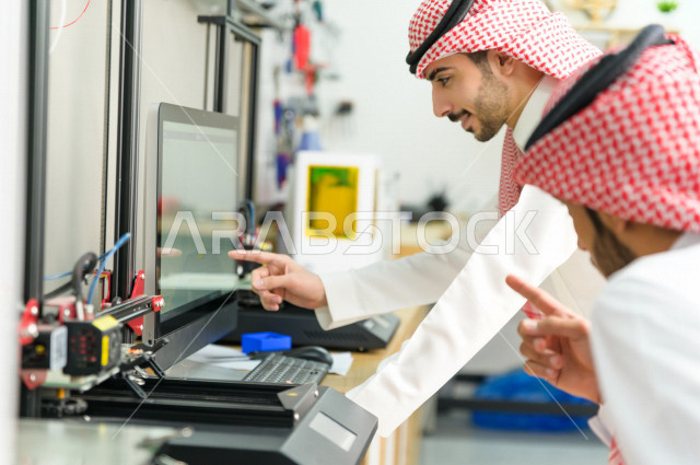 شابان سعوديان مبتكران يستخدمان طابعة ثلاثية الأبعاد لتصنيع منتج ، ابتكار وصناعات هندسية  ، اكاديمية مختصة بالعلوم والتكنولوجيا والهندسة والرياضيات