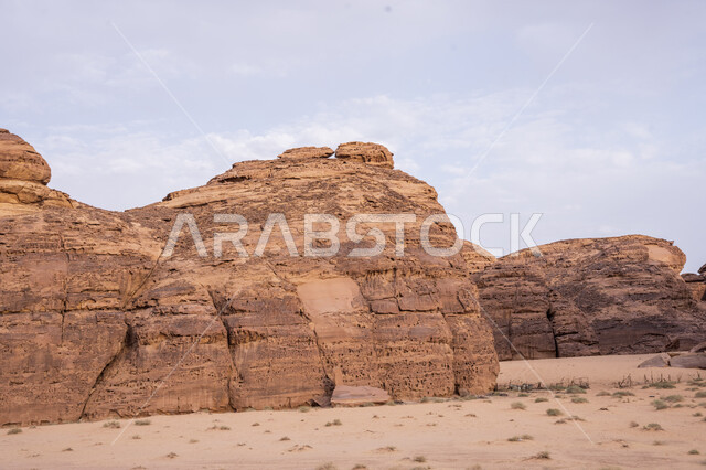 البنية الطبيعية الصخرية في منطقة العلا, التشكيلات و التكوينات الحجرية في المملكة العربية السعودية, الطبيعة الصحراويه في الأماكن السياحية الأثرية المشهورة, منظر السماء المليئة بالغيوم البيضاء