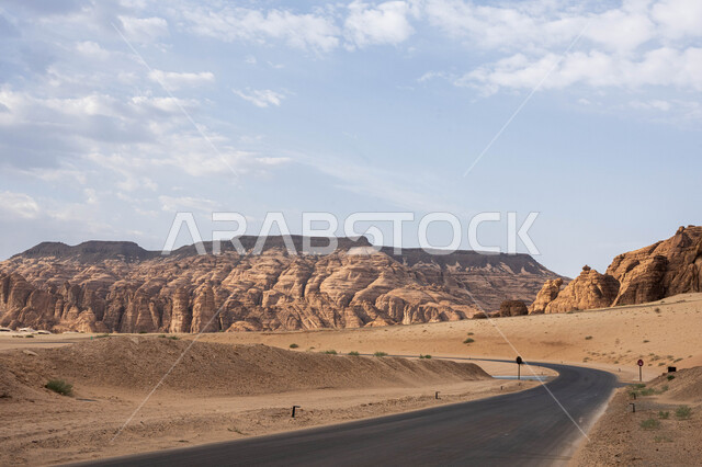الطرق والشوارع المعبدة في المملكة العربية السعودية، التشكيلات والتكوينات الحجرية , الطبيعة الصحراويه في الأماكن السياحية الأثرية المشهورة, البنية الصخرية الطبيعية في منطقة العلا, الكثبان والرمال الناعمة وضح النهار، منظر السماء المليئة بالغيوم البيضاء