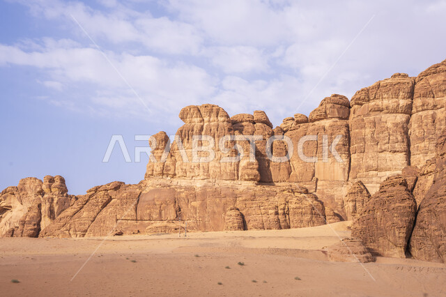 الكثبان الرملية الذهبية الناعمة وضح النهار، الطبيعة الصحراويه في الأماكن السياحية الأثرية المشهورة, البنية الصخرية الطبيعية في منطقة العلا, التكوينات والتشكيلات الحجرية في المملكة العربية السعودية, منظر السماء المليئة بالغيوم البيضاء