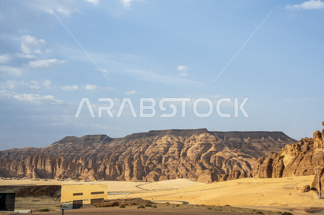 التشكيلات والتكوينات الحجرية في المملكة العربية السعودية, الطبيعة الصحراويه في الأماكن السياحية الأثرية المشهورة, البنية الصخرية الطبيعية في منطقة العلا, الكثبان والرمال الناعمة وضح النهار، منظر السماء المليئة بالغيوم البيضاء