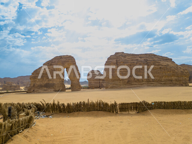 المعالم الأثرية القديمة التاريخيه في صحاري المملكة، رمال الصحراء الذهبية الناعمة، صخرة الفيل في محافظة العلا، التكوينات والتشكيلات الصخرية الطبيعية في المناطق الصحراوية، اماكن سياحية مشهورة في السعودية، منظر السماء المليئة بالغيوم البيضاء