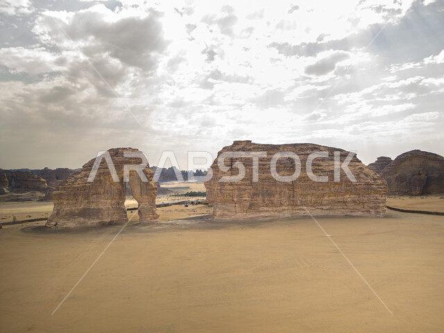 المعالم الأثرية التاريخيه القديمة في صحاري المملكة، رمال الصحراء الذهبية الناعمة، صخرة الفيل في محافظة العلا، التكوينات والتشكيلات الصخرية الطبيعية في المناطق الصحراوية، اماكن سياحية مشهورة في السعودية، منظر السماء المليئة بالغيوم البيضاء