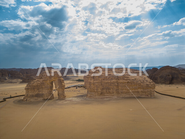 المعالم التاريخية الأثرية القديمة في صحاري المملكة، رمال الصحراء الذهبية الناعمة، صخرة الفيل في محافظة العلا، التكوينات والتشكيلات الصخرية الطبيعية في المناطق الصحراوية، اماكن سياحية مشهورة في السعودية، منظر السماء المليئة بالغيوم البيضاء