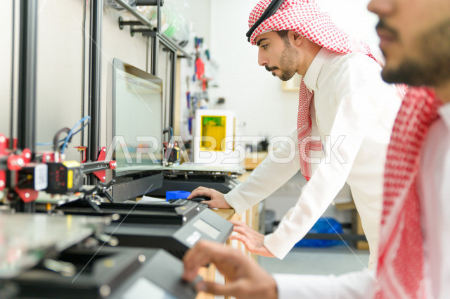 شابان سعوديان مبتكران يستخدمان طابعة ثلاثية الأبعاد لتصنيع منتج ، ابتكار وصناعات هندسية  ، اكاديمية مختصة بالعلوم والتكنولوجيا والهندسة والرياضيات