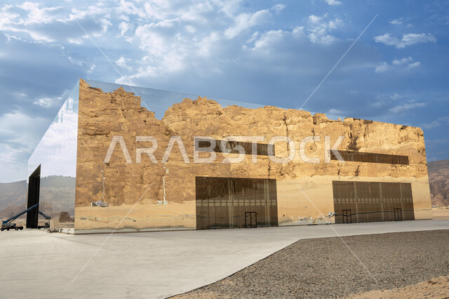 منظر السماء المليئة بالغيوم  في المملكة ،معالم وأماكن سياحيه اثريه مشهورة في السعودية، مبنى و قاعه و مسرح المرايا الزجاجي في محافظة العلا ، خلفية الطبيعة الصحراوية